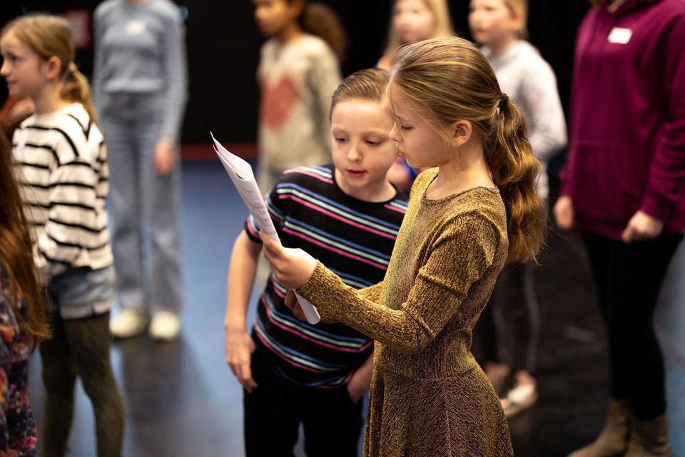 Enkele kinderen tijdens een van de repetities.