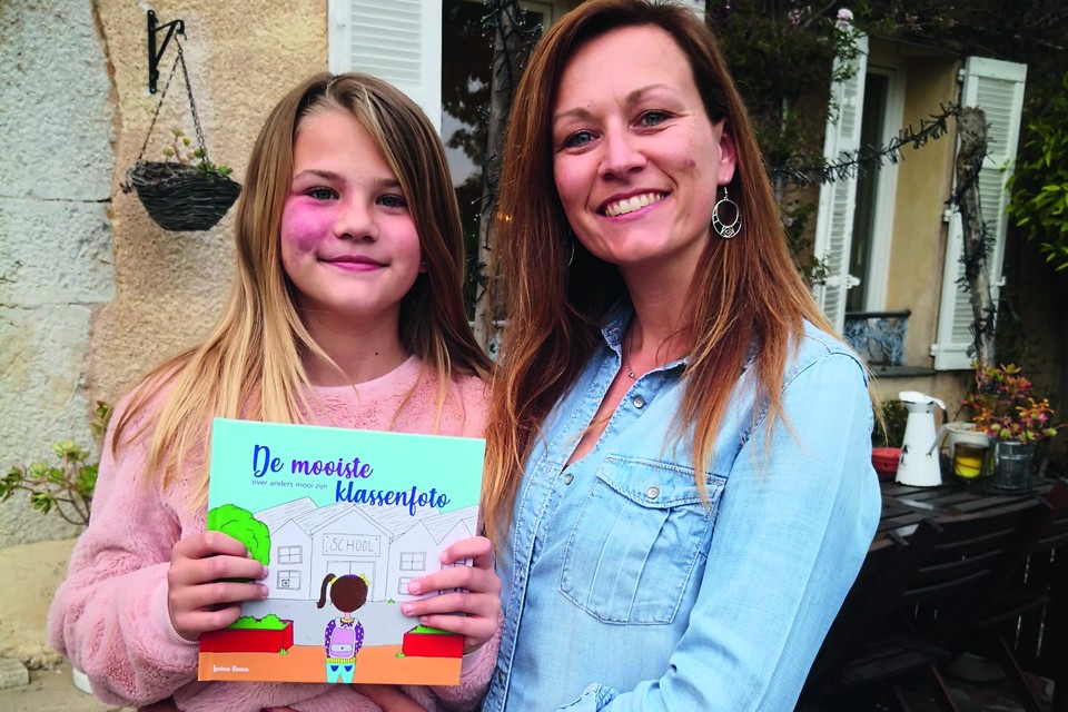 Levina: „Samen met mijn dochter schreef ik het boek ‘De mooiste klassenfoto’, dat zowel in het Nederlands als Frans is uitgegeven. Mijn dochter heeft een wijnvlek in haar gezicht. Met het boek wilde ik laten zien: iedereen heeft wel wat. Je bent mooi zoals je bent.” 