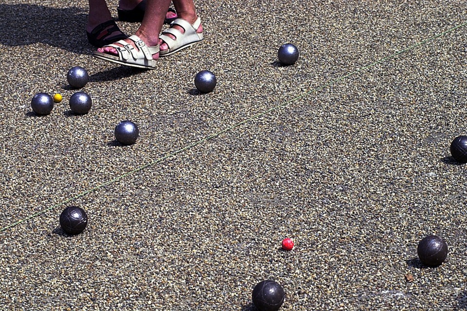 Bij goed weer kan jeu de boules worden gespeeld. 