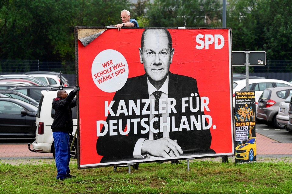 Daags na de stembusgang in Duitsland worden de verkiezingsborden weggehaald.  