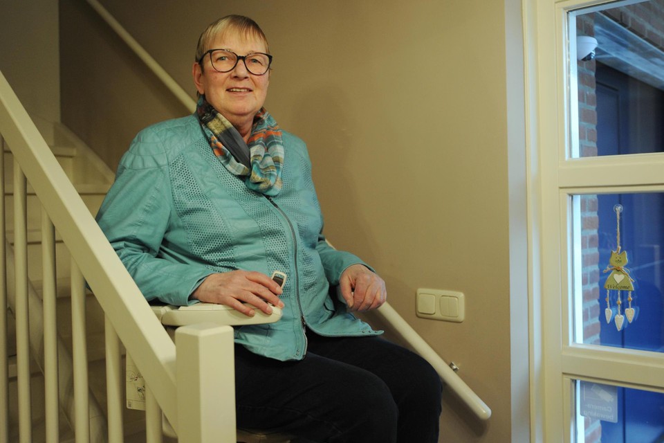 De traplift en andere aanpassingen in huis maken voor Tonnie van Dorth-Gerstmans een wereld van verschil.