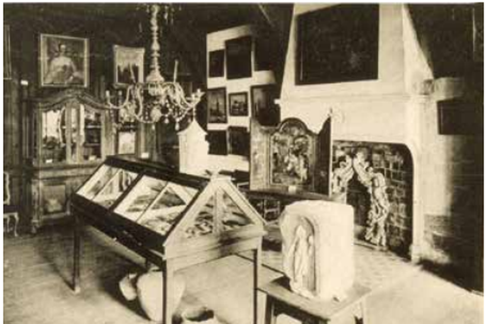 Het Provinciaal Museum van Oudheden verhuisde nogal eens. Hier een opstelling in het Dinghuis kort na 1900.