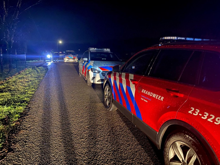 Auto’s van politie en brandweer op de Vliegertsdijk.