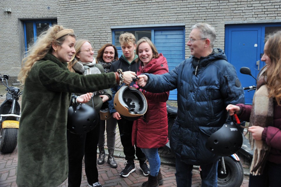 De familie Moerkerken uit Krimpen aan de IJssel levert de spiksplinternieuwe helmen in bij Scooter Verhuur Arcen na een rondtoer door Noord-Limburg.