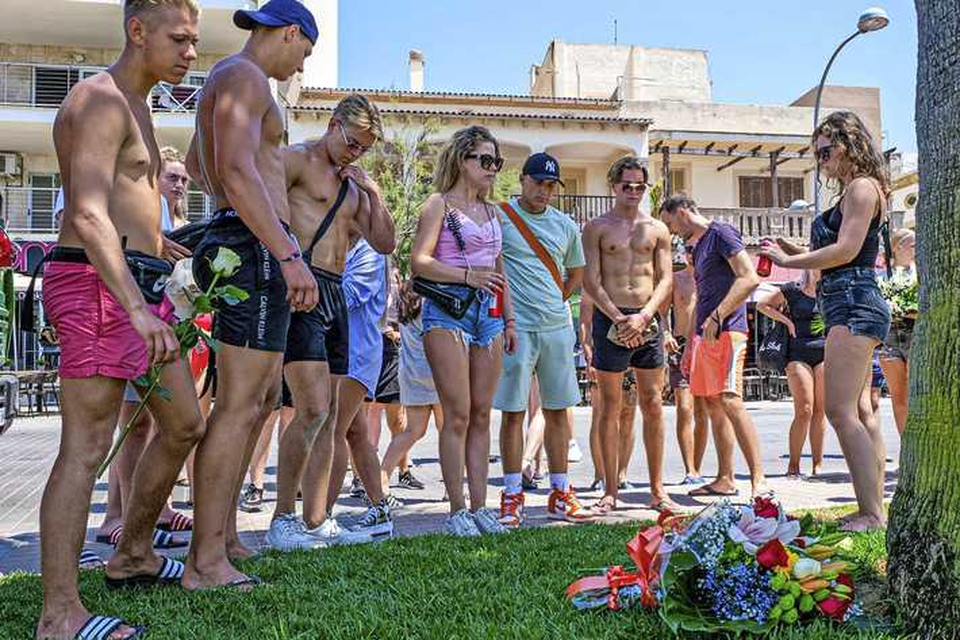 Mensen komen leggen bloemen neer bij de plek waar Carlo Heuvelman werd doodgeslagen in Mallorca. 