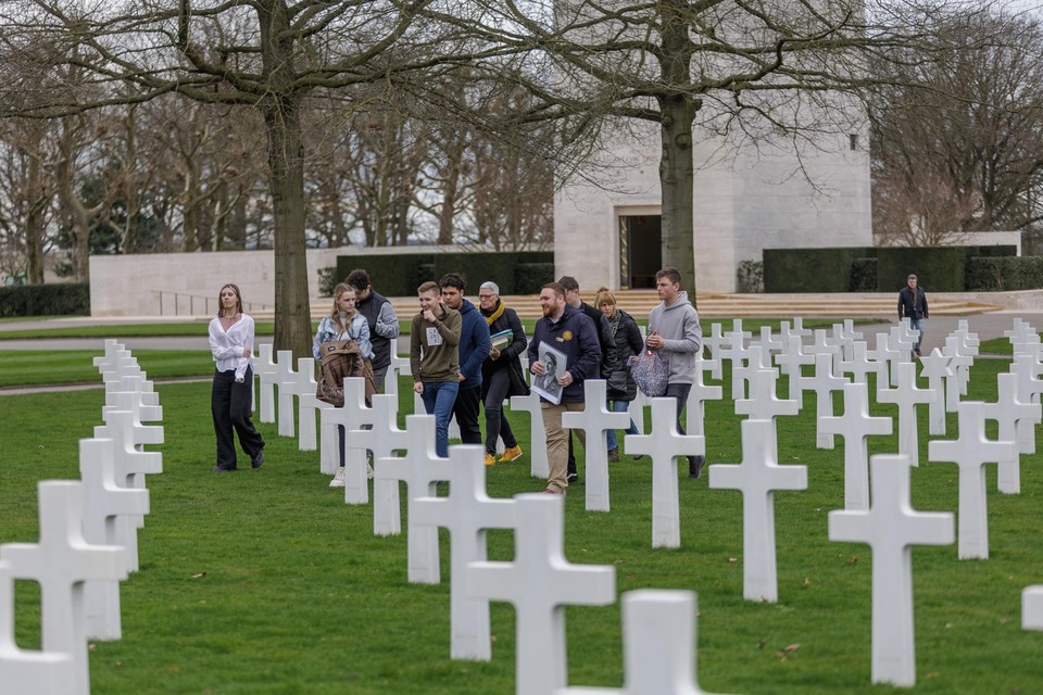 Leerlingen van het Broeklandcollege Hoensbroek tijdens een kennismaking met de Amerikaanse begraafplaats.