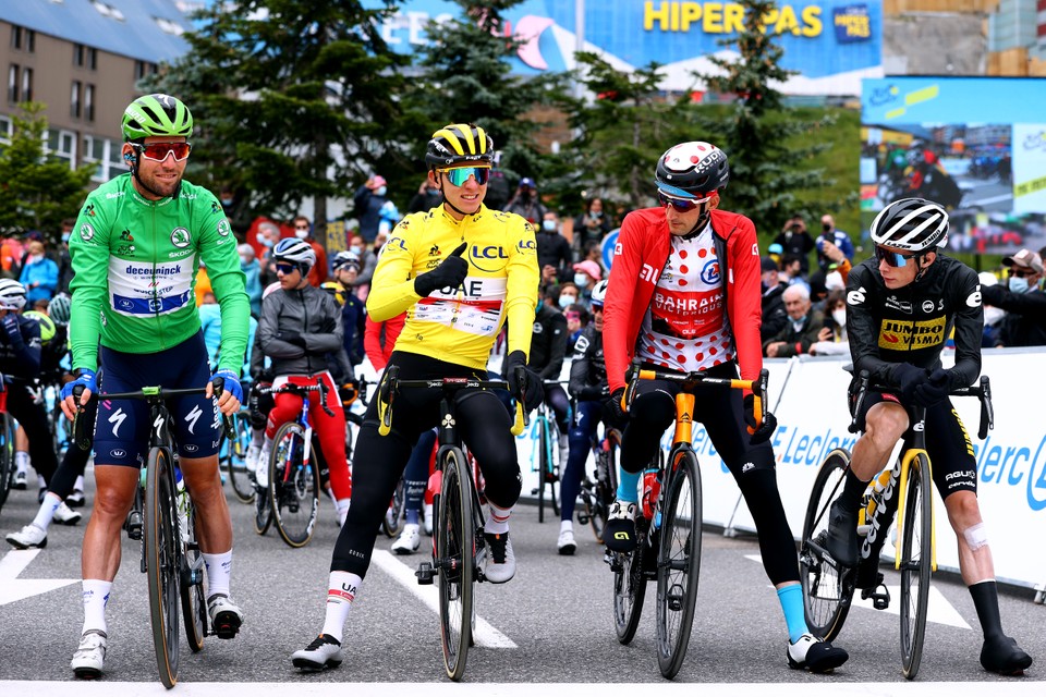 Mark Cavendish, Tadej Pogacar, Wout Poels en Jonas Vingegaard (van links naar rechts) kleurden de Tour de France. 