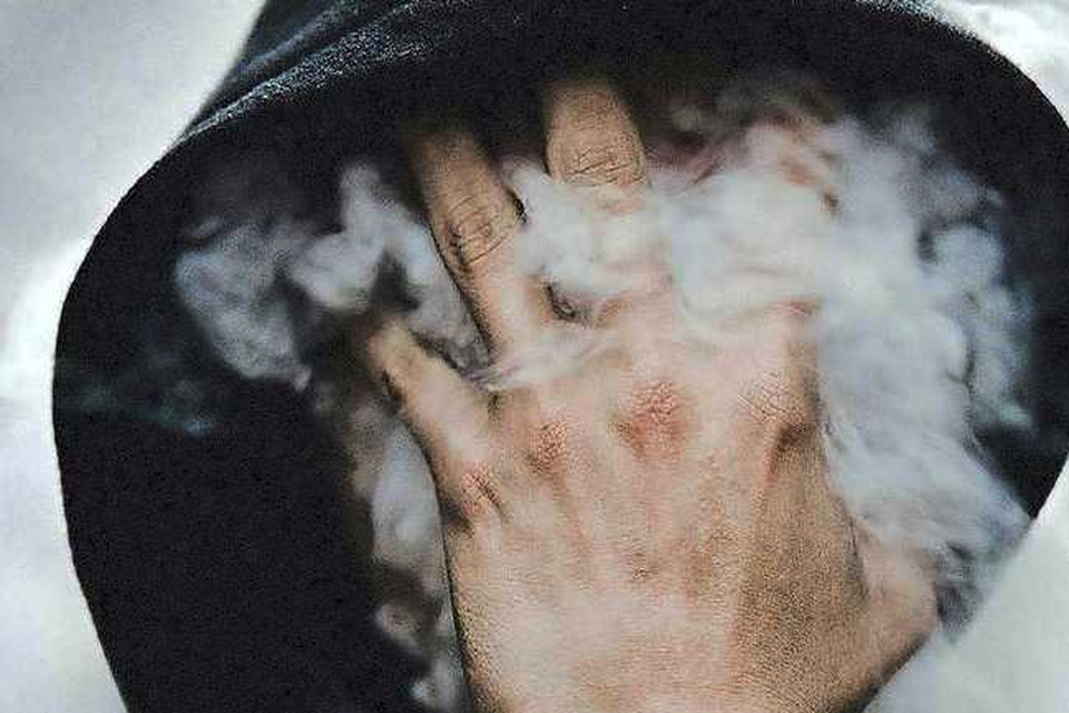 Foto ter illustratie. Papier met Spice erop wordt door tabak gerold en gerookt. De drug kreeg de naam ‘zombiedrug’ vanwege de wezenloze staat waarin gebruikers verkeren na het roken ervan. 