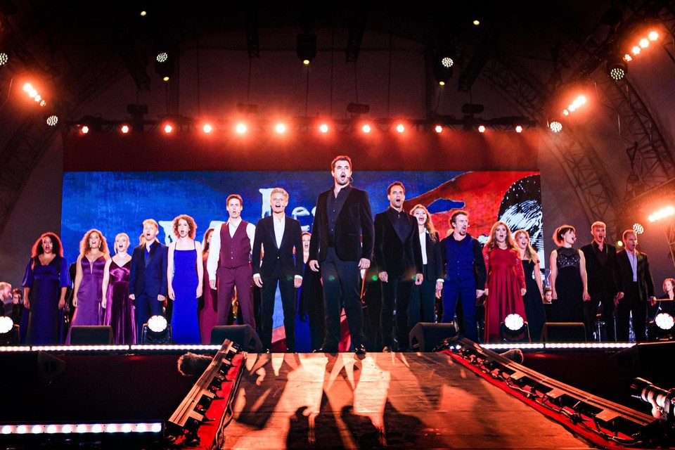 Les Misérables tijdens de kick-off van de Musical Awards op de Uitmarkt. 