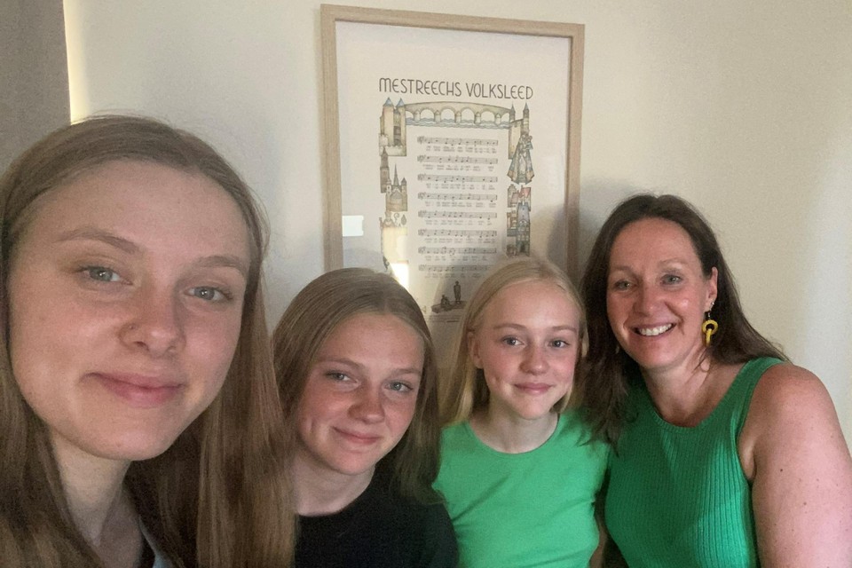 Een selfie van Severine met haar dochters Abby, Bronte en Leni voor de lijst met het Mestreechs Volksleed.