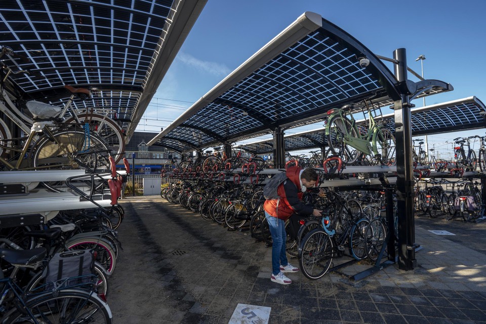 De fietsenstalling met zonnepanelen. 