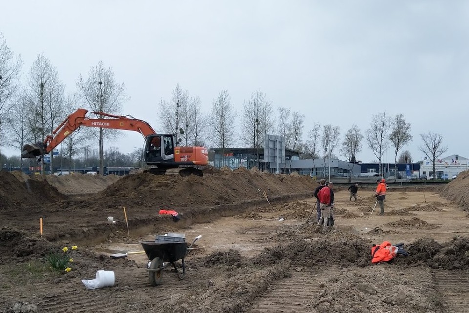 Zowel met graafmachines als handmatig zijn opgravingen gedaan op bedrijventerrein Rode Beek in Onderbanken en Brunssum. 