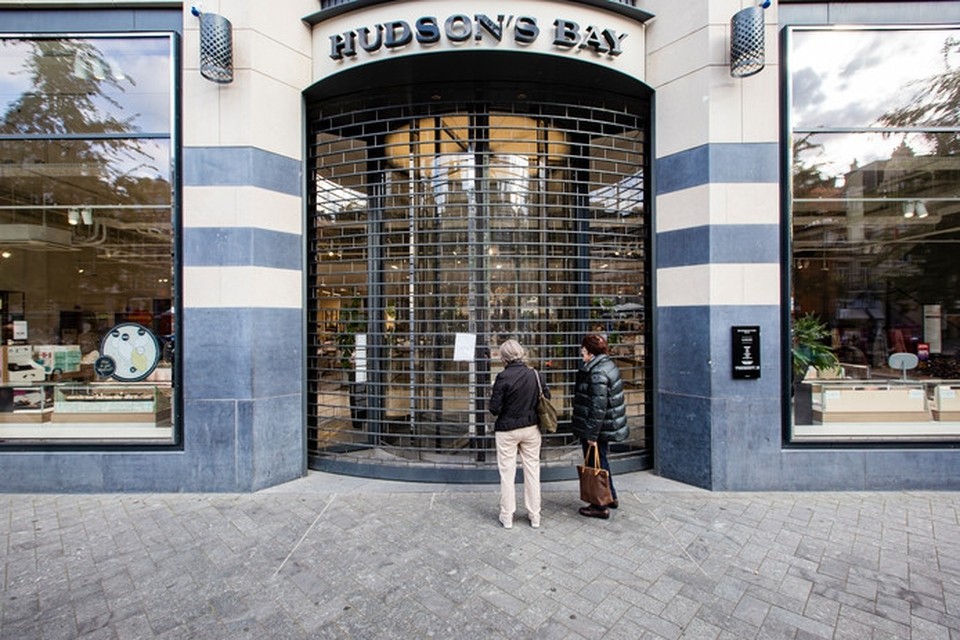 Donderdag was het Hudson’s Bay-filiaal aan het Rokin in Amsterdam gesloten. Wegens een technische fout, zo staat op briefjes op alle deuren te lezen. 