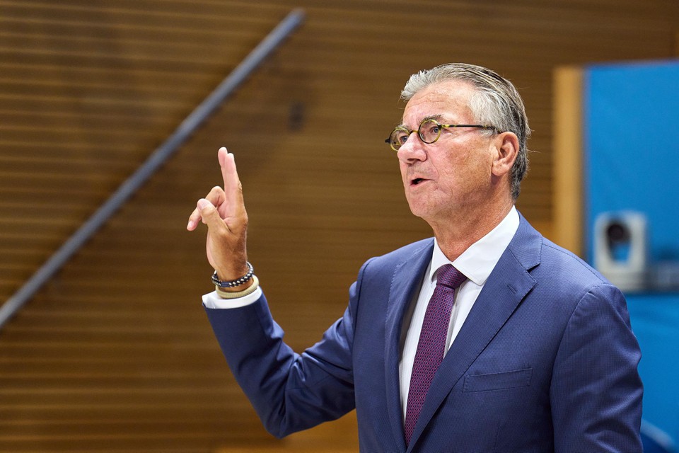 Voormalig minister van Economische Zaken Maxime Verhagen moest gisteren voor de gaswinningscommissie verschijnen. 