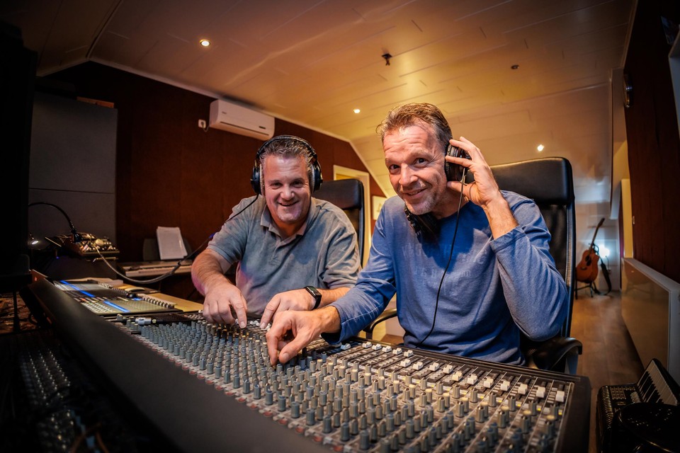 Patrick Ummels (links) en Patrick van de Weijer zijn de geestelijke vaders van het eerste Maastrichtse Jäög Vastelaovend Leedsje. 