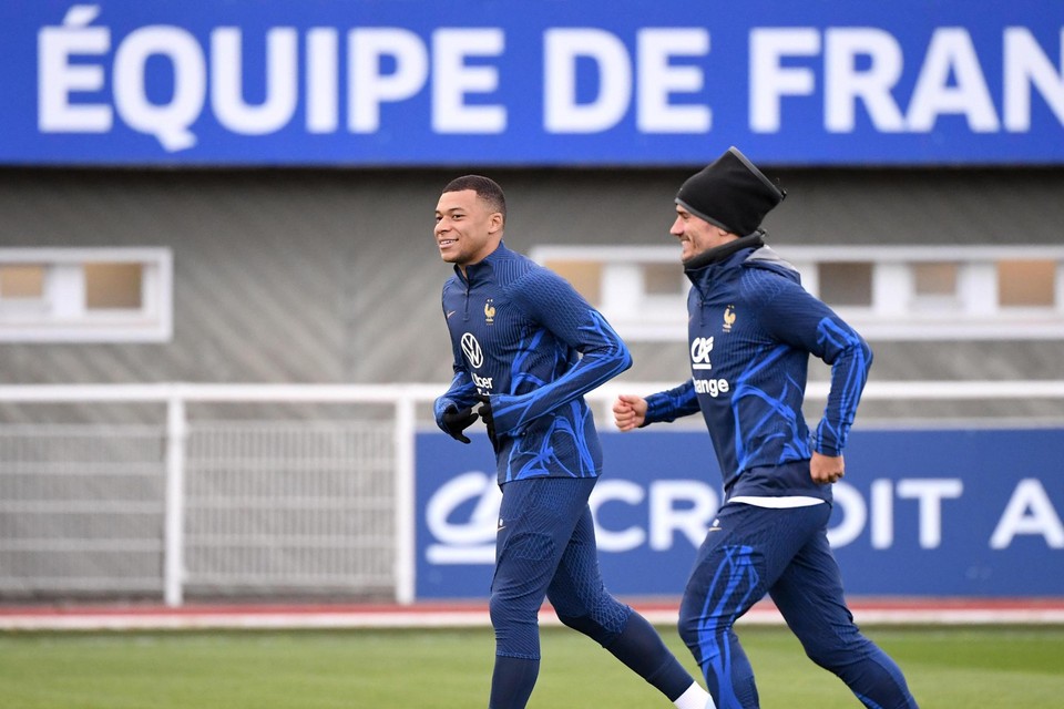 Kylian Mbappé en Antoine Griezmann tijdens een training van Frankrijk.