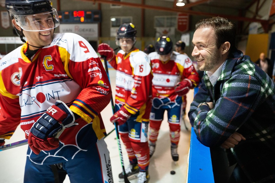 Vorig jaar stond Lars Engwegen nog op het ijs, nu is hij teammanager van het eerste team van Snackpoint Eaters. 