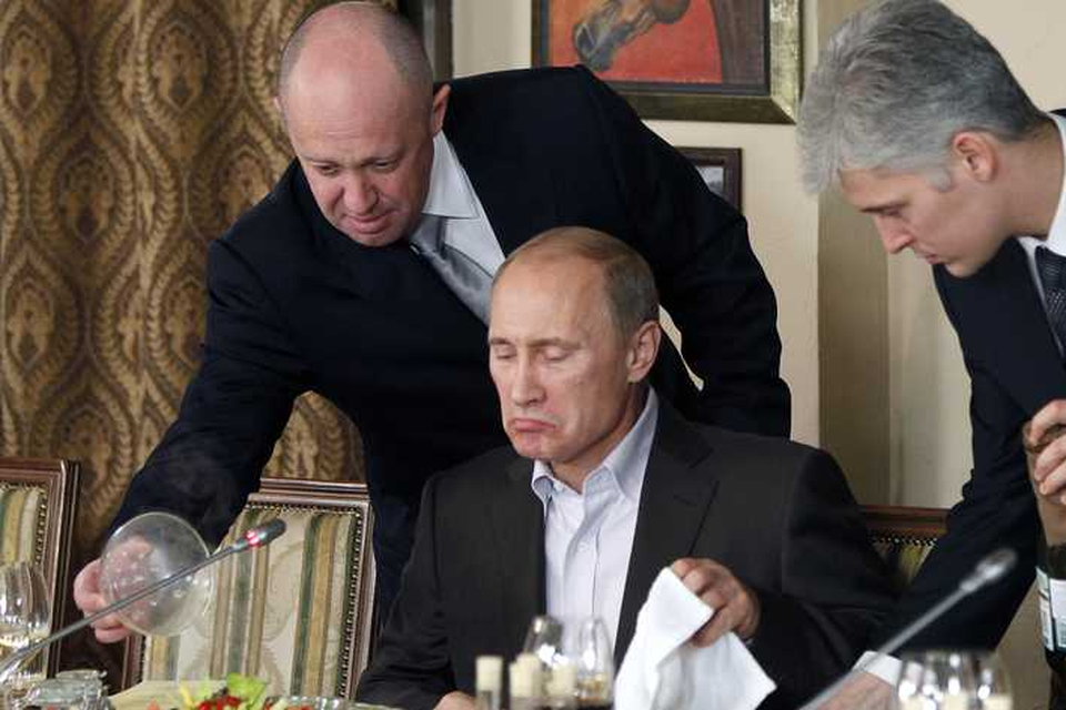 Yevgeny Prigozhin, zakenman en financier van de Wagner-groep, ontvangt Vladimir Poetin in zijn restaurant. 