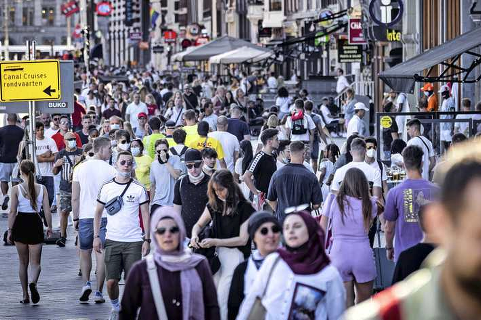 De bevolking van Nederland blijft de komende vijftig jaar naar verwachting groeien, tot 20,6 miljoen inwoners in 2070, schat het CBS. 
