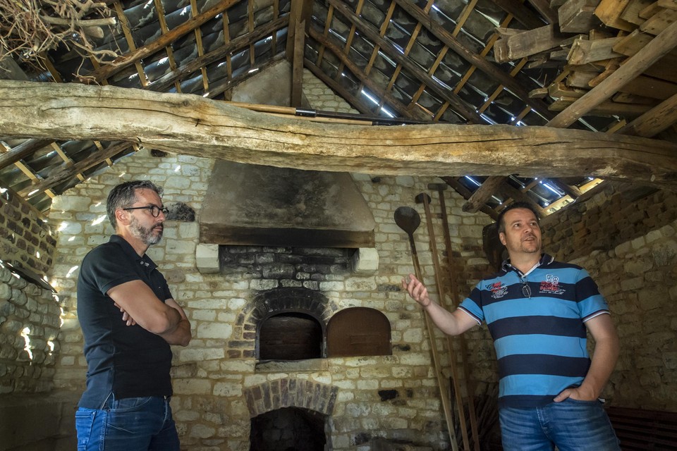 Antoine Sijstermans (links) en Wiel Felder bij de oven in het bakhuis. 
