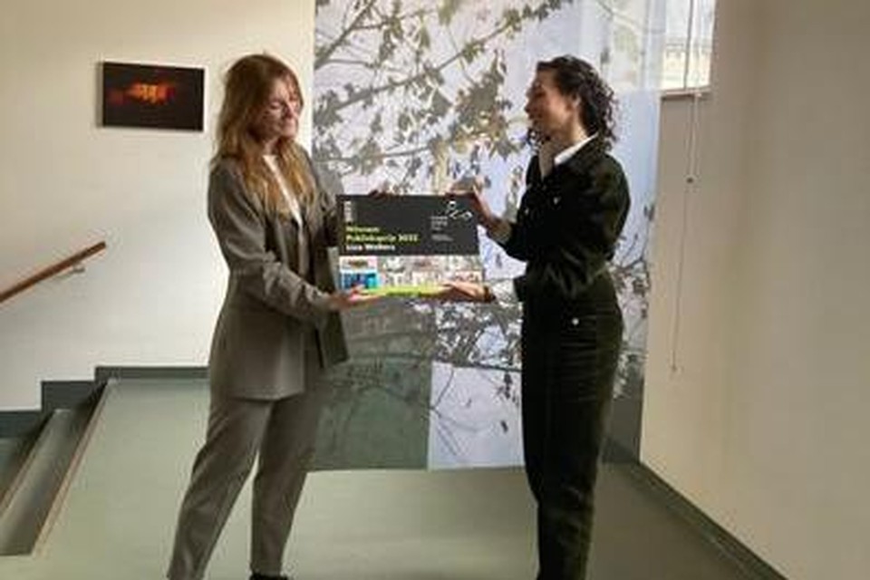 Kunstenaar Liza Wolters (links) krijgt de publieksprijs van Parkstad Limburg Prijs uit handen van Marie Claire Defauwes.