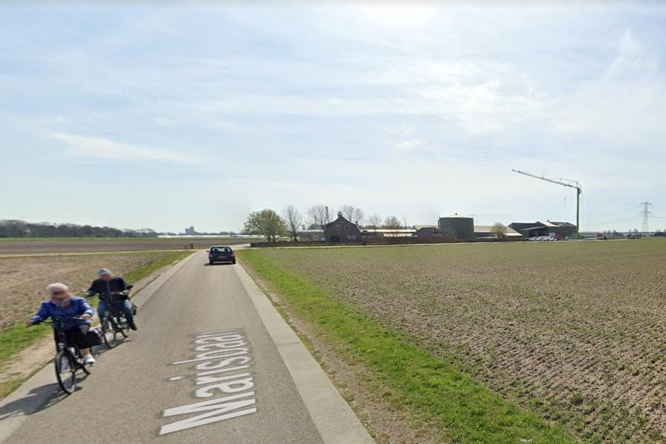 De Marisbaan in Grashoek. Rechts is een deel van de grond te zien waar de champignonkwekerij moet komen. 