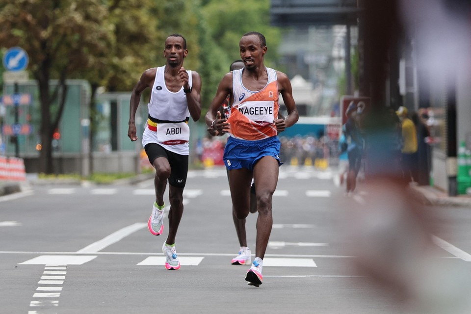 Abdi Nageeye loodst zijn vriend Bashir Abdi naar het brons op de olympische marathon. 