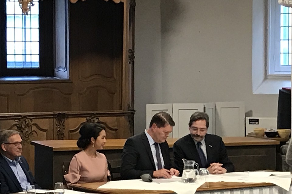 Burgemeester Leunessen met links naast hem zijn vrouw Jenny en rechts gouverneur Bovens. 