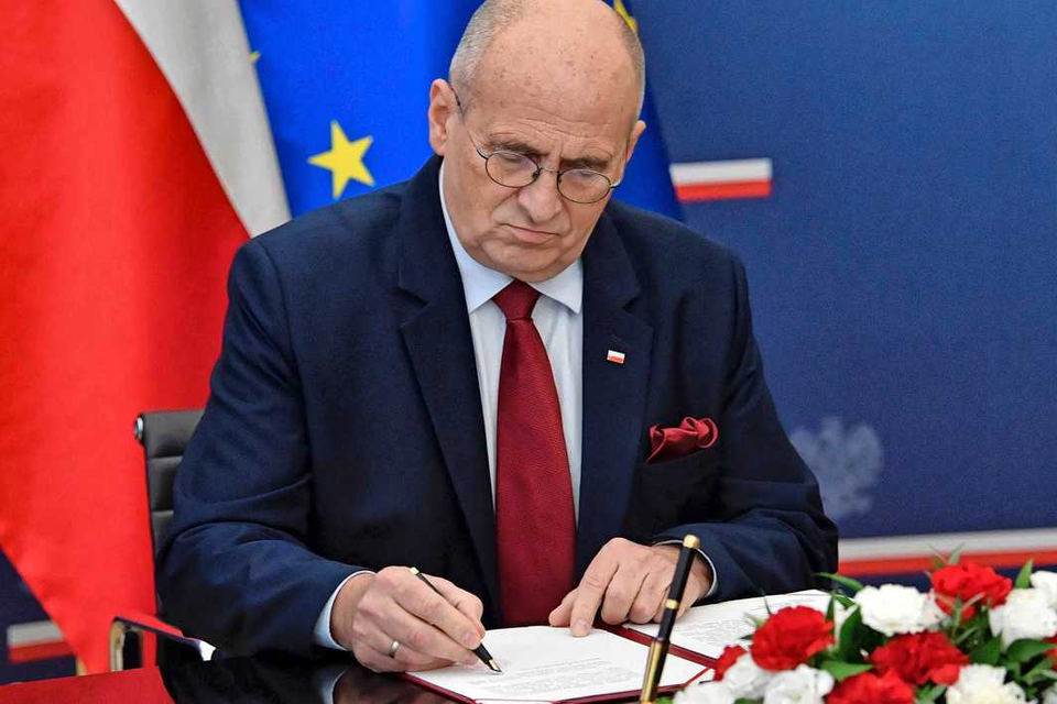 Buitenlandminister Zbigniew Rau ondertekent de ’notitie’ waarmee herstelbetalingen van Duitsland geëist zullen worden. 