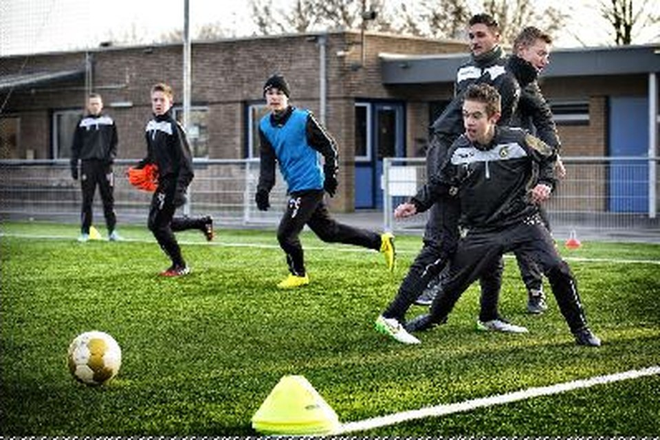 Jeugdspelers van Fortuna Sittard tijdens een training, ditmaal op het complex                      van VV Sittard. 