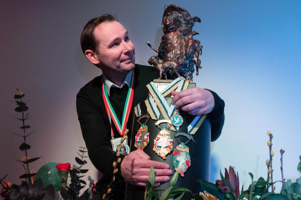 In zijn mancave in Puth showt Frank Vroomen trots zijn trofee: winnaar van de buuttefinale.