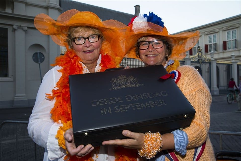 Vroege oranjefans Pauline en Marieke Gimbrere uit Til burg wachten op Prinsjesdag bij paleis Noordeinde.