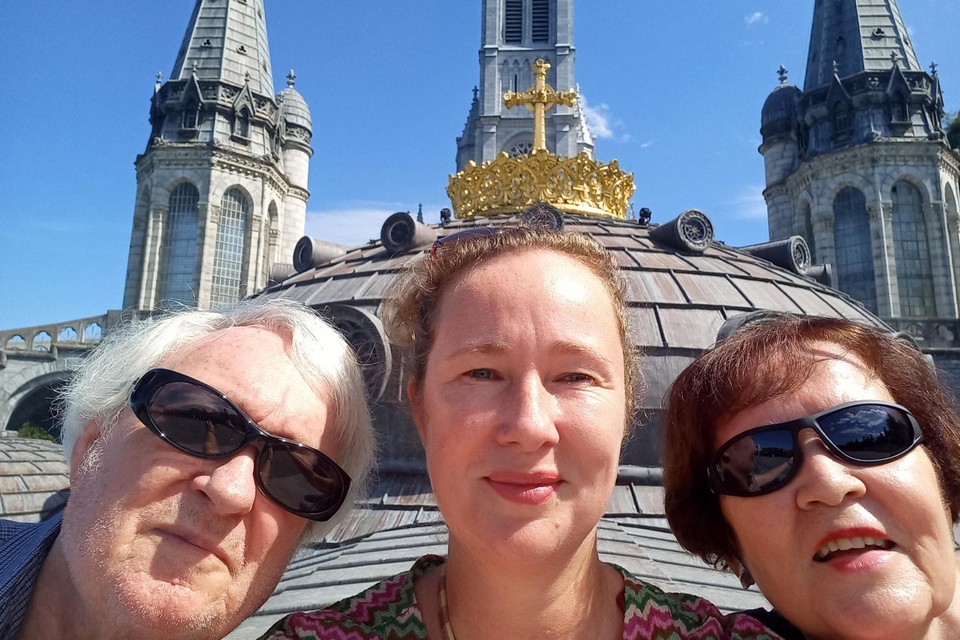 Katja Kreukels samen met haar ouders in Lourdes.