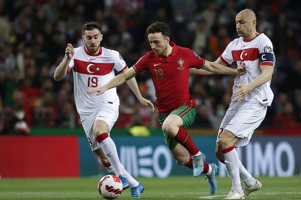 Orkun Kökcü (l) speelde in de Turkse nationale ploeg samen met Burak Yilmaz (r).  „Hij is voor mij net als de oudere spelers Abie, dat is broer in het Turks. Dat is respectvol.”
