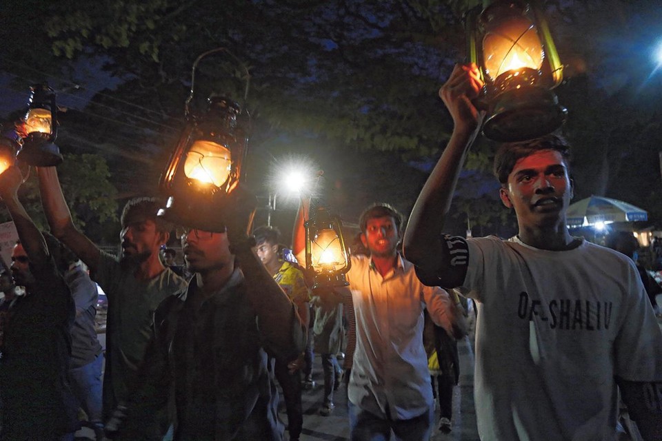 Studentenprotest tegen stroomuitval op de campus van de universiteit van Dhaka in Bangladesh. 