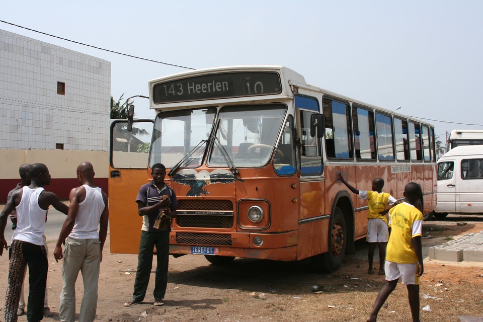 Oude OV-bus met bestemming Heerlen duikt op in Ivoorkust