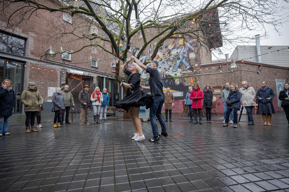 Het intieme pleintje naast de dansstudio heeft alweer menig Heerlenaar verleid tot een dansje. 