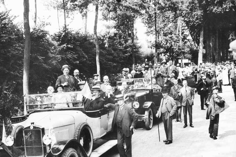 In 1925 houdt de ANWB het bondsfeest in Limburg. Leden poseren maar al te graag bij hun auto in de omgeving van Maastricht.