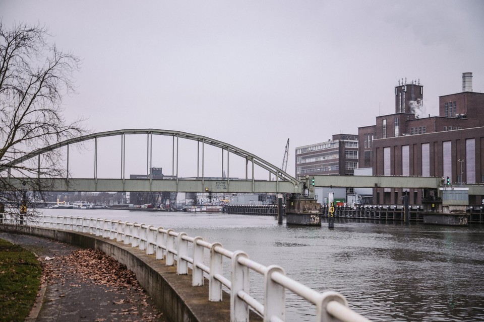 De spoorbrug in Maastricht wordt gesloopt, ondanks een recente renovatie die miljoenen kostte. 