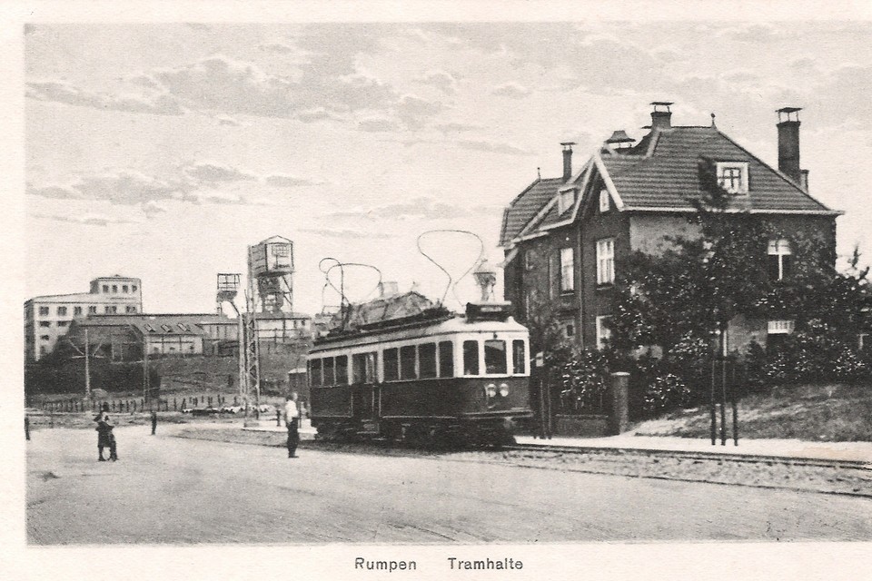 De tram aan het Bodemplein in Brunssum, op de achtergrond de Staatsmijn Hendrik. 