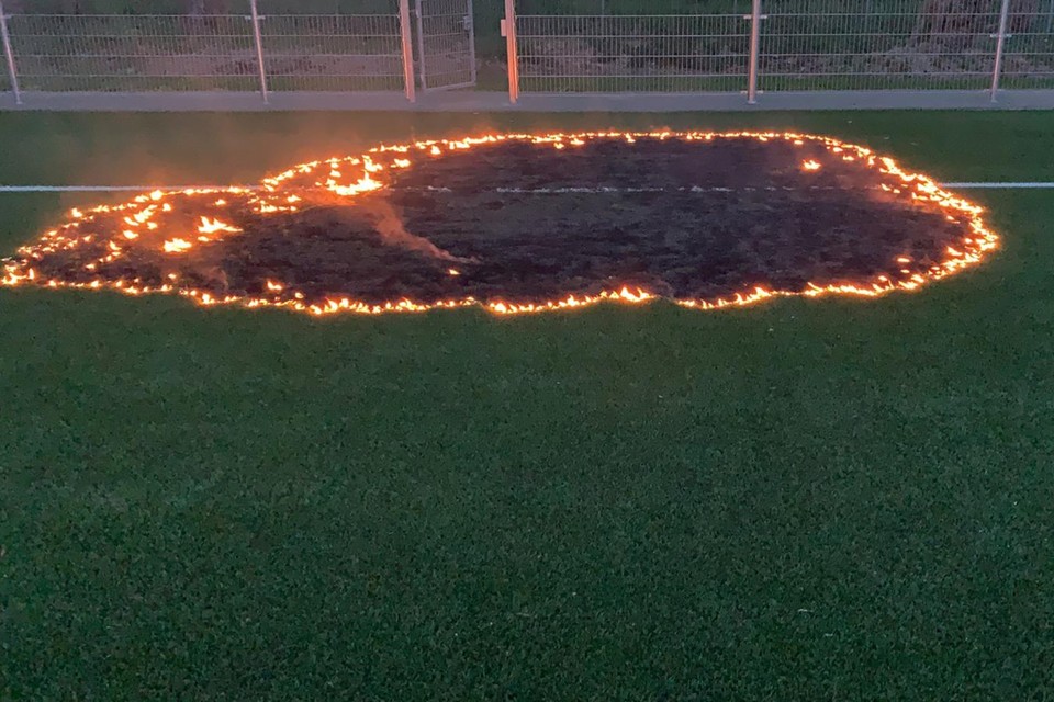 Het in brand gestoken stuk kunstgrasveld