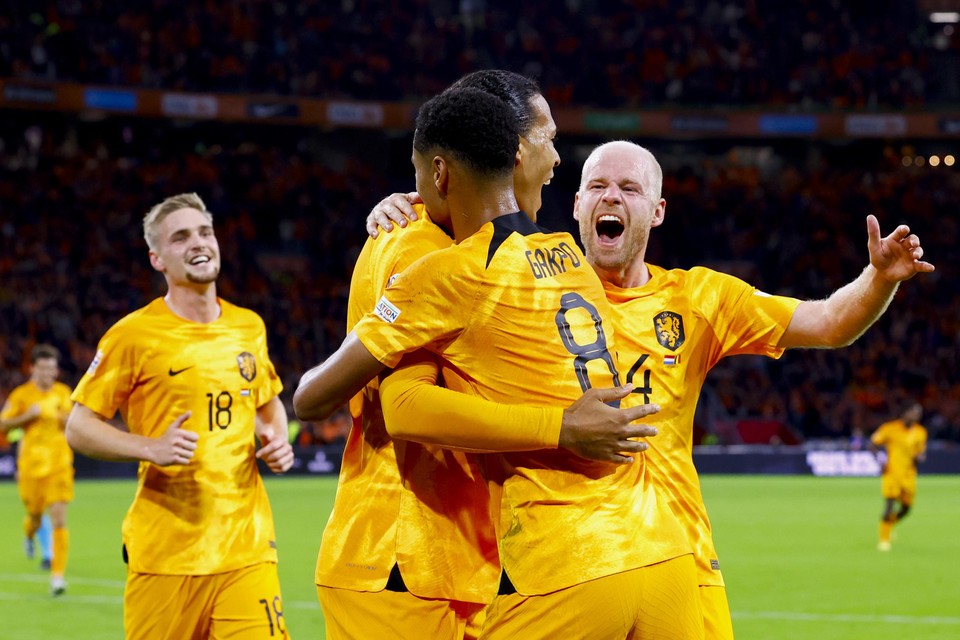 De goal van Virgil van Dijk tegen België wordt gevierd. 