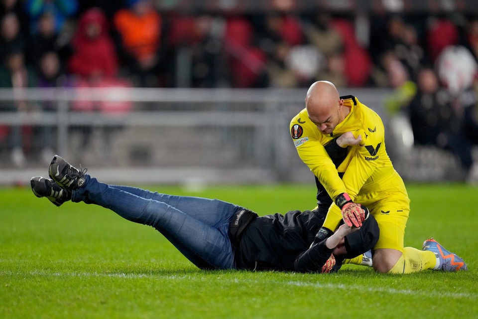 Sevilla-doelman Marko Dmitrović werkt Dylano K. tegen de grond.