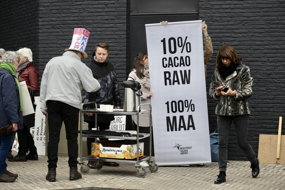 Demonstranten kregen chocolademelk met 10 procent cacao aangeboden door het vliegveld. Cacao die volgens MAA met een vrachtvlucht was aangekomen.  
