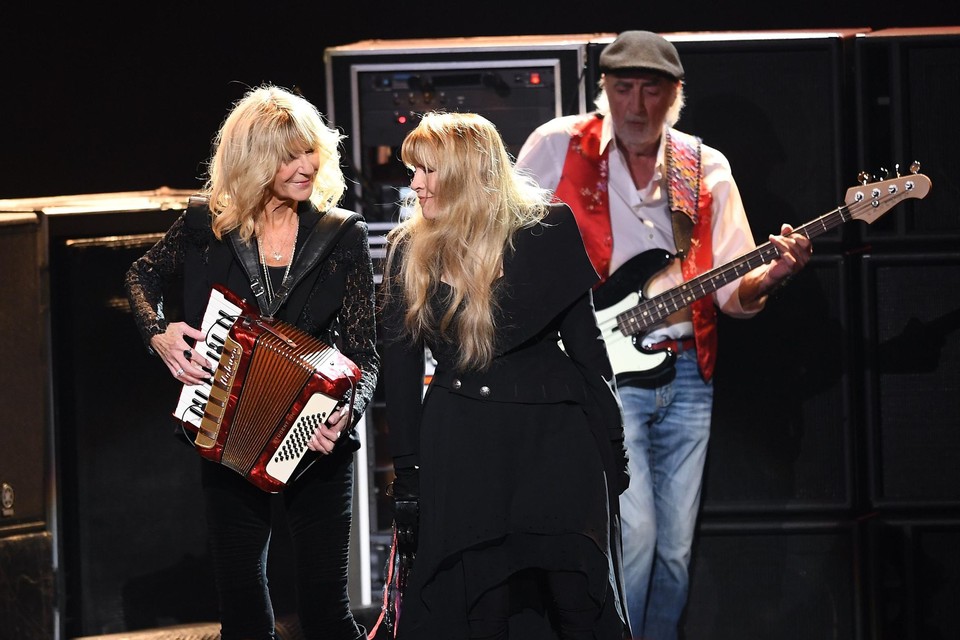 Christine McVie (links), Stevie Nicks en John McVie van Fleetwood Mac
