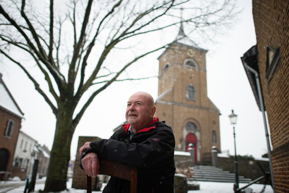 Math Hendrix  poseert voor het Terpkerkje in zijn woon- en geboorteplaats Urmond.