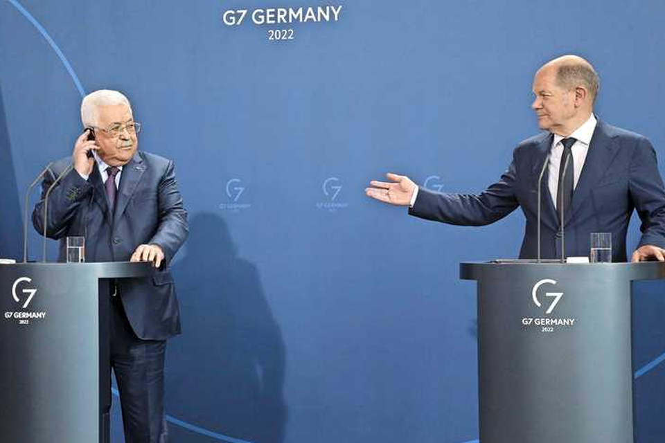 De Palestijnse president Mahmoud Abbas hield zich in Berlijn, naast bondskanselier Olaf Scholz, niet bepaald in. 