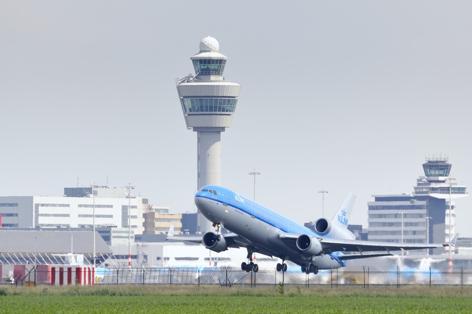 Een toestel van KLM stijgt op vanaf Schiphol.