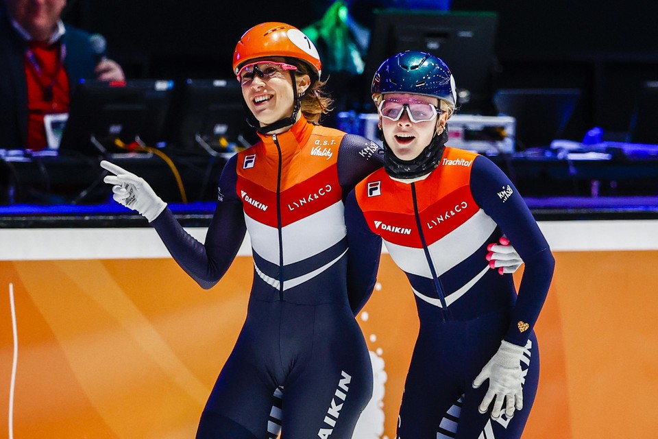 Van Suzanne Schulting (l) en Xandra Velzeboer worden op het EK medailles verwacht.