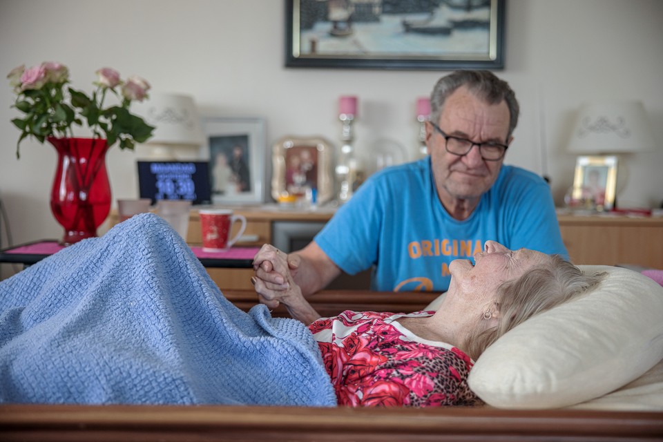 Martin Driessen zorgt voor zijn ernstig zieke vrouw, ze krijgen verpleegzorg aan huis en tegenwoordig  ook mantelzorg ondersteuning in de nacht  